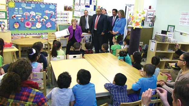 ➥➥ La Senadora Elizabeth Warren, durante su visita al Greater Lawrence Community Action Council leyó un cuento a niños del programa Head Start.