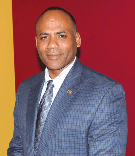 ➥➥ Sargento William Castro busca el apoyo del voto latino.