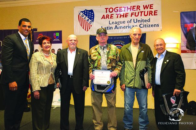 ➥➥ Honor a veteranos de la guerra. Francisco Ureña, secretario de Asuntos para Veteranos en Massachusetts; Regla Gonzalez, LULAC Scholarship Chair; junto con los veteranos de guerra Pedro Santiago, Richard Russell John Rallo y Tony Molina.