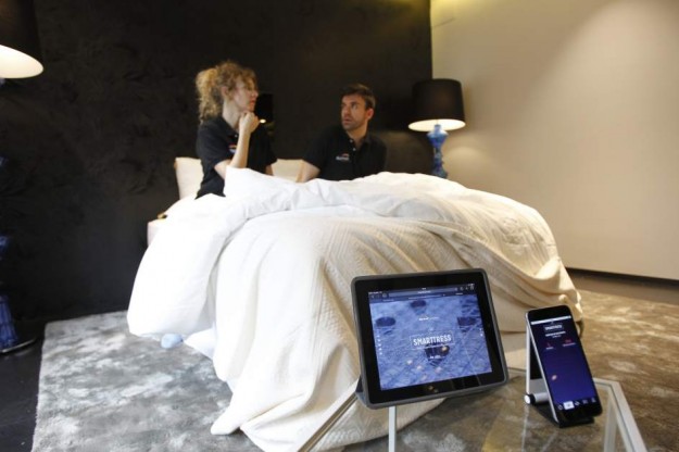 Dos personas muestran el primer colchón inteligente del mundo que detecta una infidelidad. Foto: EFE.