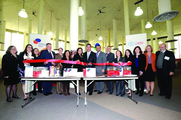 ➥➥ Alcalde Walsh en la biblioteca pública de Copley Square inaugurando el rincón de información para el inmigrante.