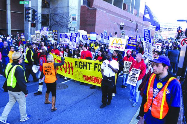 ➥➥ Con carteles y pancartas trabajadores demandan en Boston salario mínimo de $15 la hora.