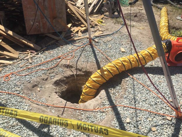 Lugar donde las autoridades federales hallaron hoy, miércoles 20 de abril de 2016, un sofisticado pasadizo de aproximádamente 800 metros de longitud, en Otay Mesa, California (EE.UU.). El túnel iniciaba en una residencia en Tijuana (México) y llegaba hasta este hoyo de un metro de diámetro que era cubierto con un contenedor industrial de basura en medio de un lote comercial al aire libre en Otay Mesa, California (EE.UU.). EFE/Alexandra Mendoza.
