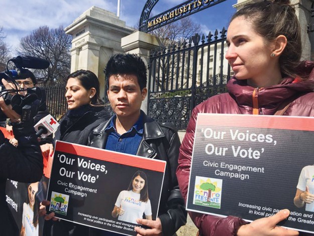 ➥➥ Con pancartas promueven el voto latino.