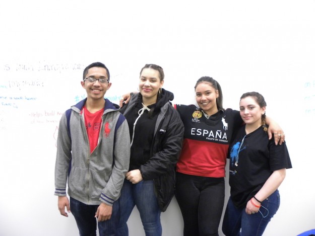Estudiantes de Fenway High School y participantes de ¡emprende! de Sociedad Latina