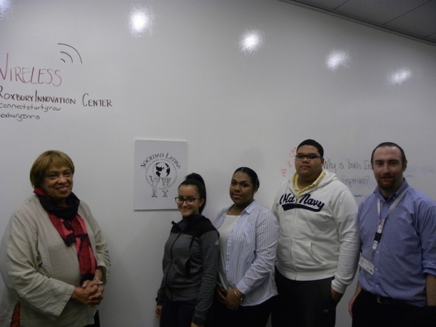 Peggy Kemp, directora de Fenway High School, los estudiantes María Alicea, Pamela Jiminian y Manuel Martínez, y Dan Davis, coordinador de ¡emprende!