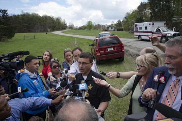 El jefe policial del condado de Ross, Michael Preston, habla con los medios de comunicación en el camino Union Hill, en las cercanías de varios tiroteos en el condado de Pike, Ohio, el viernes 22 de abril de 2016. Foto: AP