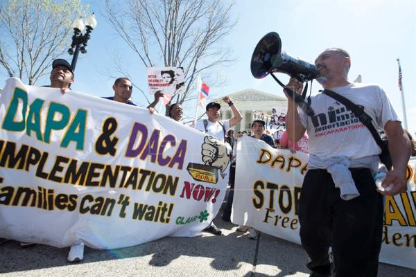 Decenas de personas sostienen carteles de apoyo a los inmigrantes afectados por los programas de Acción Diferida para Responsabilidad de los Padres (DAPA) y de Acción Diferida (DACA) durante una manifestación celebrada frente al Tribunal Supremo en Washington. EFE/Archivo