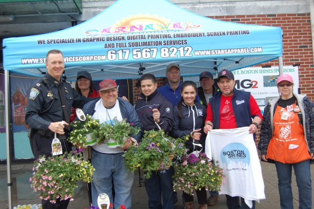 El Director ejecutivo de Main Street, Max Gruner, el Capitán de policía Kelly McCormick; Antonio Avanti, Community Outreach & Relations; Claudia Correa, enlace del alcalde Marty Walsh para East Boston; Tony Portillo, presidente del comité organizador del Carnaval Salvadoreño de Boston, entre otros participantes durante la jornada de limpieza.