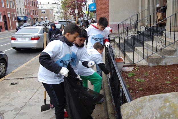Niños en acción: Los integrantes de la Academia de Fútbol de East Boston se sumaron a la campaña.