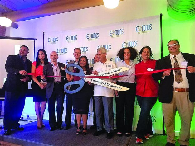 ➥➥ Miembros del personal de Negocios Exitosos, oficiales de la ciudad y la Cámara de Comercio cortan la cinta inaugurando el local de Negocios Exitosos en el 60 Island St., Lawrence.