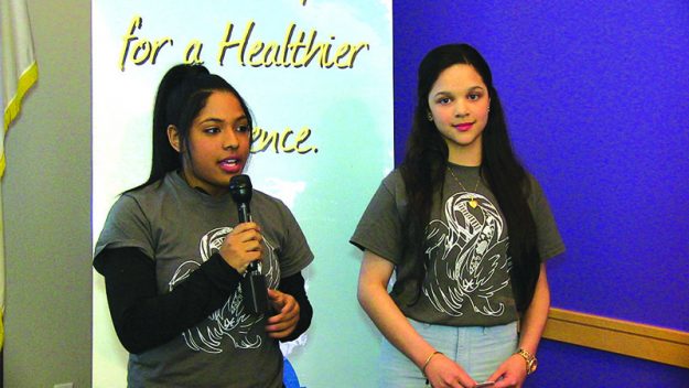 ➥➥ Jayleen Reyes y Natalí Pérez durante la presentación del documental ¿Qué es la educación?