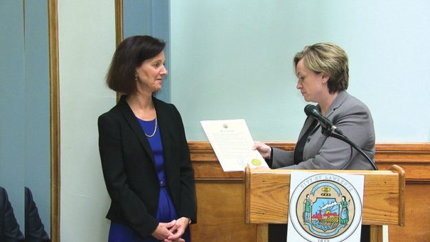 Lisa Funaro directora de MARE recibe el reconocimiento de Eileen Bernal por la gran labor que viene desempeñando la agencia.