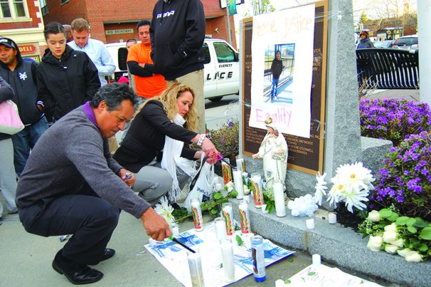 ➥➥ Activistas Antonio Amaya y Lucy Pineda encienden velas en la vigilia en memoria de Mario Mejía Martínez.