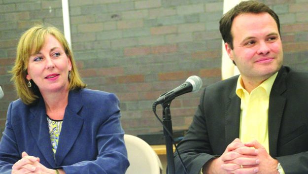 La Senadora Barbara L’Italien y el Senador Eric Lesser escuchan las sugerencias de los milenarios en la Biblioteca Pública de Lawrence.