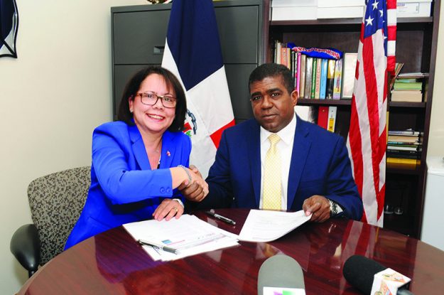 ➥➥ Secretario de estado del Consejo Nacional para Comunidades Dominicanas en el Exterior, Ramiro Espino, y la Cónsul dominicana en Boston, Carmen Almonte, firman convenio para darle a los dominicanos seguro de repatriación, seguro de salud gratuito y facilidades para comprar su primera vivienda.
