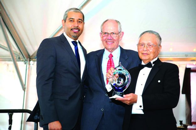 ➥➥ El presidente y CEO de East Boston Neighborhood Health Center, Many López junto con el ex director general de Salud Pública, doctor James Taylor y el doctor Henry Lee, recientemente retirado luego de 45 años de servicio como médico de urgencias, quien recibió un reconocimiento durante la celebración de Art for Health.