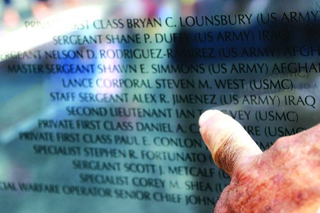 ➥➥ Andy Jiménez encontró el nombre de su hijo el Sargento Alex R. Jiménez en el monumento en Fan Pier, Boston, ubicado en el 1 Marina Park Drive, dedicado a los soldados procedentes de Massachusetts que fallecieron en Iraq y Afganistán.