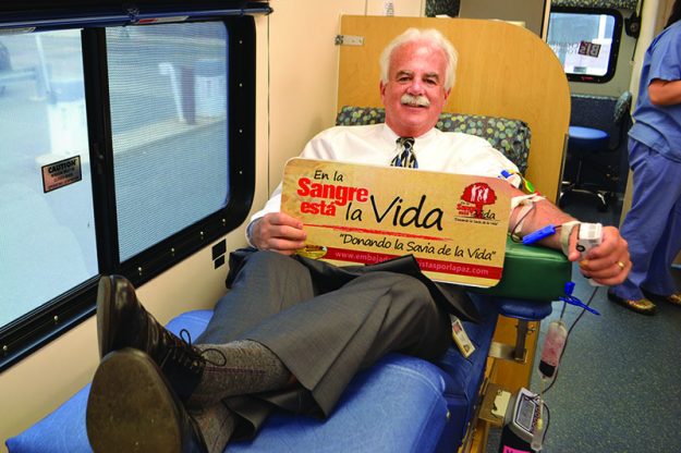 ➥➥ El jefe de la policía de Lynn, Kevin Coppinger, entre los donantes de sangre para el Children’s Hospital.