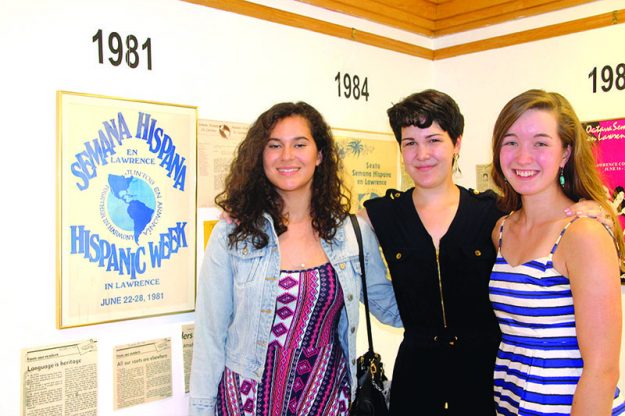 ➥➥ La Mexicana Isabel Jauregui, Corissa Hollenbeck y Fiona Yonkman, estudiantes de la clase de español 511 admiran la exposición de Semana Hispana.
