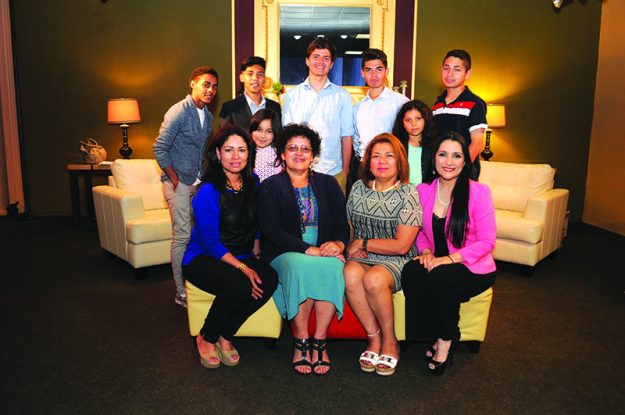 ➥➥ Grupo de Liderazgo Latino, desde Nantucket a Boston. De izquierda a derecha (arriba) Joan Duarte, Cristian Calderón, Brandon Menjivar, Ramón Partida y José Reyes. (abajo) María Partida; la cónsul de El Salvador, Alba Azucena López; Cecilia Bardales y Verónica Róbles.