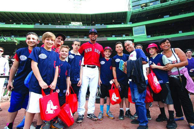 ➥➥ Niños de la Liga Roberto Clemente con Xander Bogaerts @Fenway Park. Foto: Red Sox.
