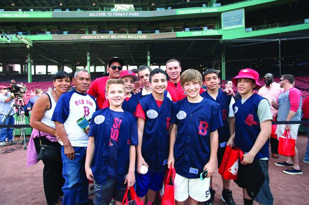 ➥ Posando con el catcher puertorriqueño Christian Vásquez. Foto: Red Sox.