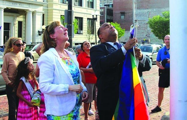 ➥➥ El Alcalde de Lawrence Dan Rivera y la Senadora Barbara L’Italien izan la bandera multicolor en el parque Campagnone por primera vez en la historia de la Ciudad de Lawrence.