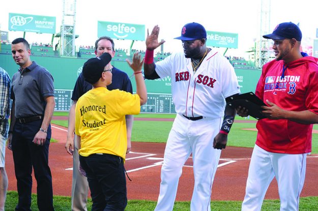 ➥➥ El estudiante Fernando Burgos de la escuela Guilmette Middle en Lawrence choca su mano con David “Big Papi” Ortiz luego de recibir el certificado de reconocimiento por sus logros académicos.