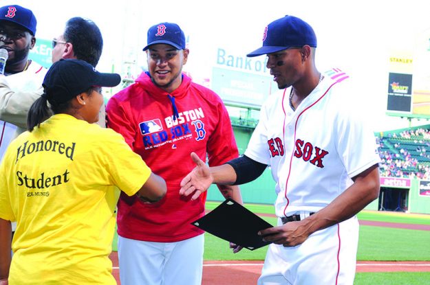 ➥➥ Eduardo Rodríguez y Xander Bogaerts felicitan a la estudiante Gabriella Acosta de la Parthum Middle minutos antes del juego entre los Red Sox y los White Sox.