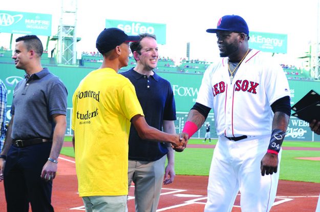 ➥➥ Momento memorable para el alumno de la Robert Frost, Aaron Díaz, quien fue felicitado por la estrella de los Red Sox, David “Big Papi” Ortiz, por rendimiento escolar.