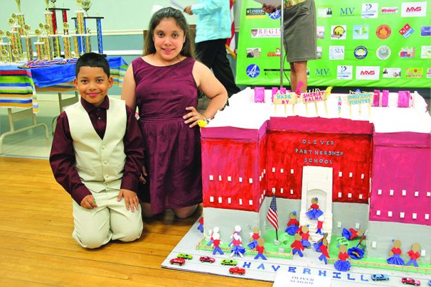 ➥ Los hermanos Shirley Palma y Dhelvinn ganaron el primer premio de la Escuela Oliver Partnership en el concurso “La Historia de las Calles de Lawrence” por su creación del plantel estudiantil.
