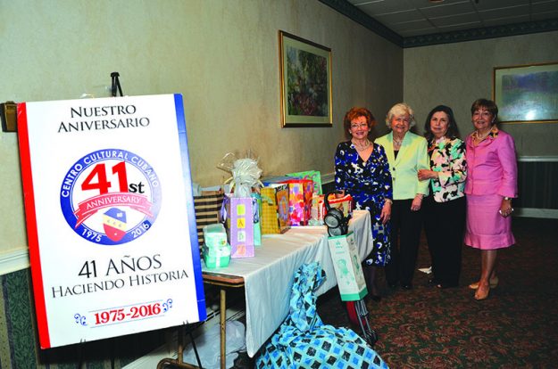 ➥➥ Grupo benéfico del CCC, mostrándo algunos de los regalos donados: De izquierda a derecha: Miriam Gorriaran, Miriam Palmerola, Hilda Quiñonez, Cloty Tabit y ausentes Elena Kouri y Lourdes Alvarez