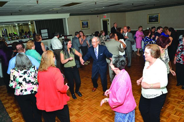 ➥➥No pararon de bailar durante toda la fiesta. Al centro Edy Tabit, el bailarín número 1 del CCC.