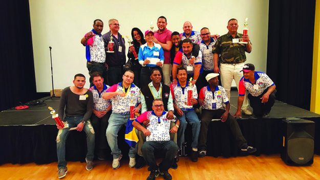➥➥ Algunos de los ganadores del Torneo de Dominó junto con organizadores del evento y la presidenta (al centro) de Warriors Domino League, Aida Silva.