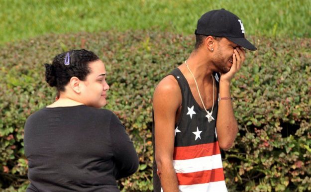 Amigos y familiares de afectados en la discoteca Pulse por el tiroteo que dejó 50 muertos. Foto: REUTERS/Steve Nesius.