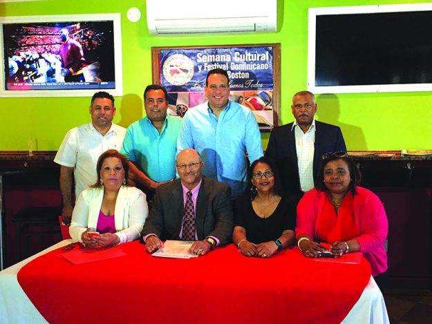 ➥➥ Miembros del comité organizador del Festival Dominicano. De izquierda a derecha (atrás) David Suazo, Alexis Troncoso, Nilson Pepén y Marcelino Andujar. (Adelante) Milagros Marte, Luis Matos, Ysolina Pepín y Magalis Troncoso.