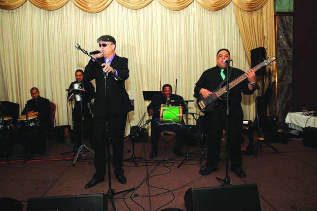 ➥➥Willie Colón y el grupo Chevere.