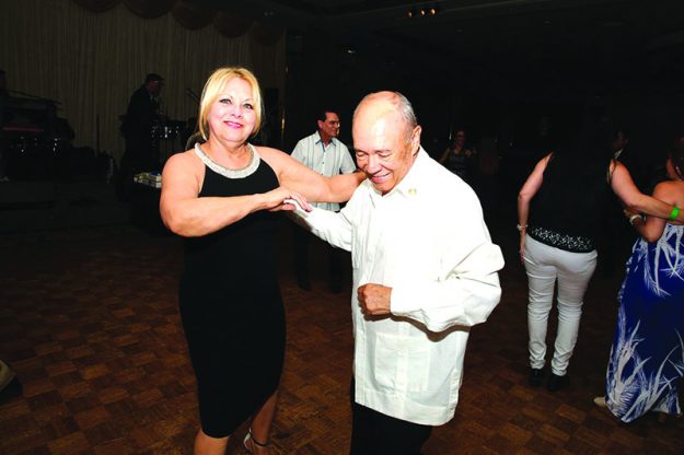 ➥➥ Bailando al son de Miguel Ángel y su Orquesta la Selección, Tony Molina y su esposa Lucy.