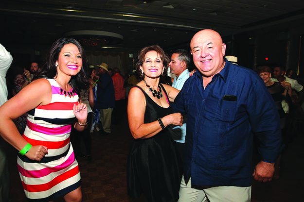 ➥➥ Familia Sepúlveda disfrutando. De izquierda a derecha: Dalisa, Daly e Isaías.