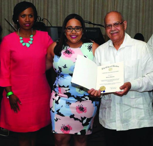 ➥➥ La concejal de Boston Ayanna Pressley, Alexandra Valdez en representación de la alcaldía de Boston entregan reconocimiento a Antonio Morales como padre ejemplar.