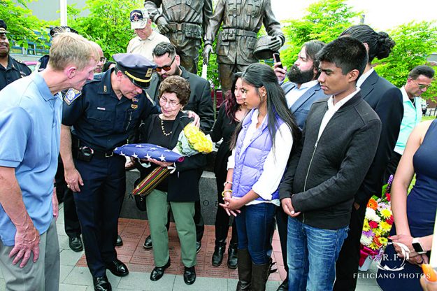 ➥➥ Familiares del veterano puertorriqueño José Maceira recibieron un especial homenaje de manos del comisionado de la policía William Evans y el teniente Luis Cruz y el presidente del Latino Police Officers Association (Foto: Rafael Feliciano).