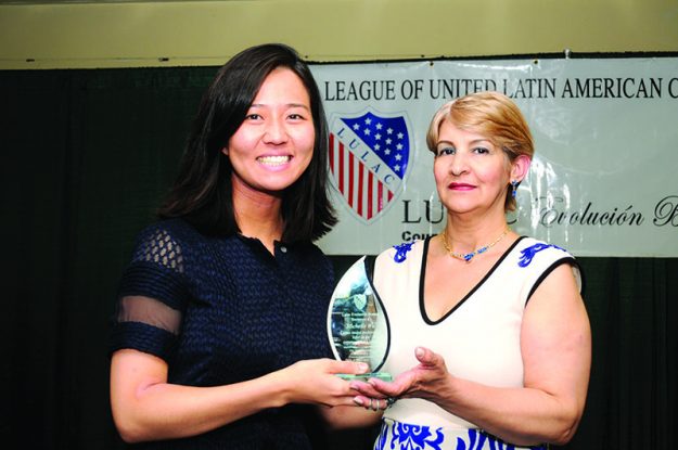 ➥➥ Patria Sánchez, presidenta de LULAC Evolución Boston entregó reconocimiento a la presidenta del Concejo de Boston Michelle Wu.