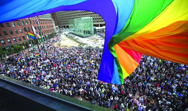➥➥ Cientos de personas participaron en la vigilia en homenaje a las víctimas en Orlando.