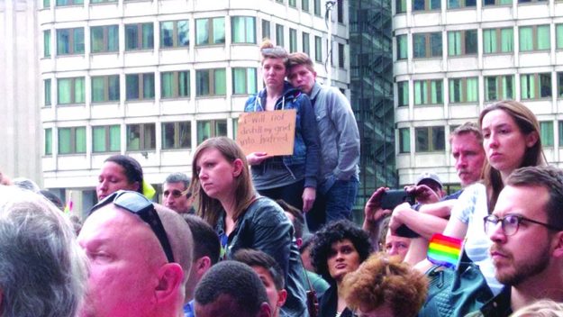 ➥➥ Muchas personas asistieron con pancartas y banderas con los colores del arco iris.