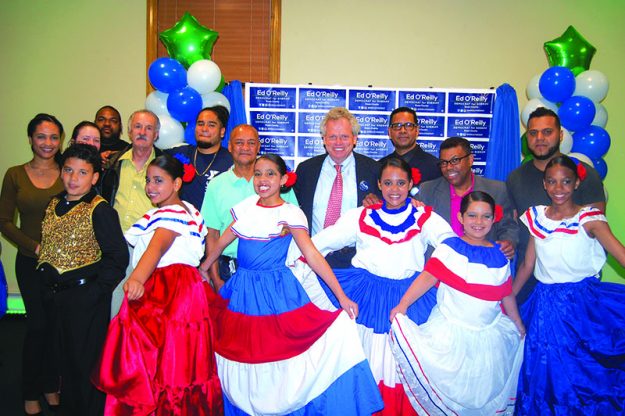 ➥➥Apoyo: Ed O’Reilly con la comunidad latina.