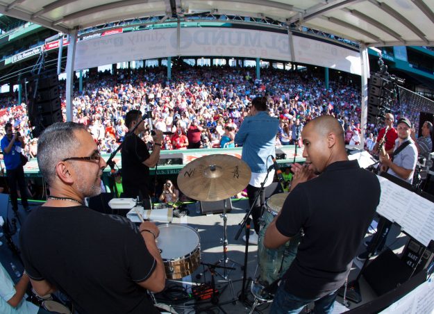 Jonathan Moly y Jerry Rivera cantaron "Sayonara" en el Fenway Park.