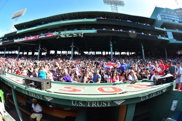 Miles de latinos se concentraron en el Fenway Park.