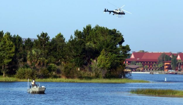 Las autoridades hallaron al niño de dos años que fue arrastrado por un caimán en un Hotel de Disney en Orlando. Foto: AP