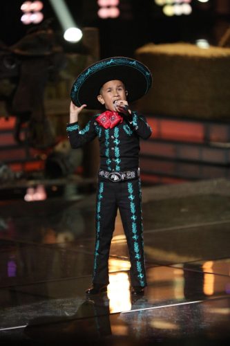 Jossue Girón cantó "Ay Chavela" en la primera gala de la competencia. Foto: Telemundo.